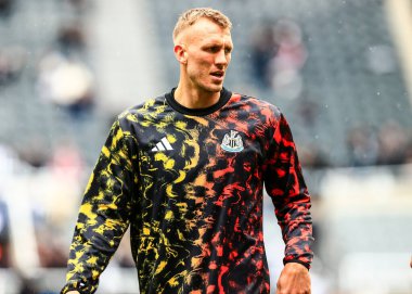 Newcastle United 'dan Dan Burn, Premier League maçı Newcastle United ile Wolverhampton Wanderers arasındaki maç öncesi ısınma maçında St. James' s Park, Newcastle, İngiltere, 13 Eylül 2025