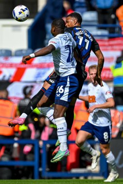 Preston North End 'den Thierry Small, Middlesbrough' dan Morgan Whittaker ile 13 Eylül 2025 'te Deepdale, Preston, İngiltere' de oynanan Gökyüzü İddia Şampiyonası maçında yükseldi.