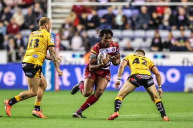 Wigan Warriors 'un Junior Nsemba' sı, 12 Eylül 2025 'te İngiltere' nin Wigan kentinde oynanan Betfred Süper Lig 26. Raundunda Castleford Tigers 'a karşı oynadığı Wigan Warriors maçında Castleford Tigers' dan Jacob Atkin tarafından yenildi.