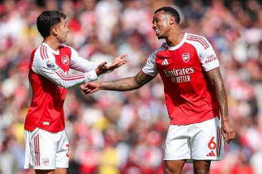 Cristhian Mosquera of Arsenal, 13 Eylül 2025 tarihinde Emirates Stadyumu 'nda oynanan Premier League maçında Gabriel Magalhaes ile konuştu. 