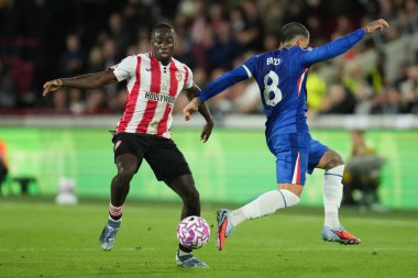 Brentford 'dan Michael Kayode, Premier League karşılaşmasında Chelsea' den Enzo Fernndez 'i geçen topu Londra' daki The Gtech Community Stadyumu 'nda Brentford' a karşı Chelsea maçında oynuyor.