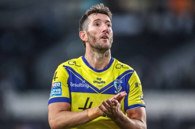 Warrington Wolves 'tan Stefan Ratchford, 13 Eylül 2025' te MKM Stadyumu 'nda oynanan Betfred Süper Lig 26. Maçı' nda taraftarları alkışlıyor.