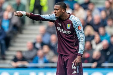 Aston Villa takımından Ezri Konsa, 13 Eylül 2025 tarihinde Liverpool, Liverpool 'daki Hill Dickinson Stadyumu' nda oynanan Premier League maçında Everton ve Aston Villa maçında talimat verdi.