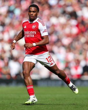 Arsenal 'den Jurrien Timber, 13 Eylül 2025' te İngiltere 'nin Emirates Stadyumu' nda oynanan Premier League maçı sırasında Nottingham Ormanı 'na karşı mücadele ediyor.
