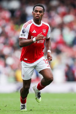 Arsenal 'den Jurrien Timber, 13 Eylül 2025' te İngiltere 'nin Emirates Stadyumu' nda oynanan Premier League maçı sırasında Nottingham Ormanı 'na karşı mücadele ediyor.