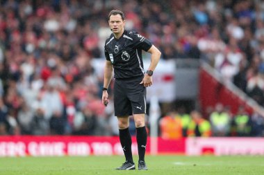 Hakem Darren England, 13 Eylül 2025 tarihinde Birleşik Krallık 'taki Emirates Stadyumu' nda oynanan Premier Lig karşılaşmasında Arsenal ve Nottingham Forest 'ı izliyor.