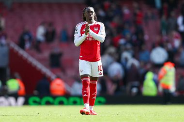 Arsenal 'den Eberechi Eze, 13 Eylül 2025' te Emirates Stadyumu 'nda oynanan Premier League maçı sonrasında oynanan Arsenal-Nottingham Forest maçının ardından takımların galibiyetini kabul ediyor.