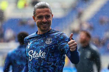 Everton 'dan Jack Grealish 13 Eylül 2025' te Liverpool 'daki Hill Dickinson Stadyumu' nda oynanan Premier League karşılaşması öncesinde taraftarlarına gülümseyip onları tebrik ediyor. 