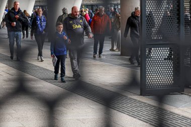 Everton taraftarları Premier Lig maçı öncesinde stadyuma geliyor. Everton, Aston Villa 'ya karşı Hill Dickinson Stadyumu, Liverpool, 13 Eylül 2025