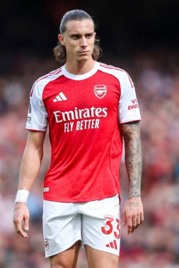 Arsenal takımından Riccardo Calafiori 13 Eylül 2025 'te İngiltere' nin Emirates Stadyumu 'nda oynanan Premier League maçında Arsenal ve Nottingham Ormanı maçına bakıyor.