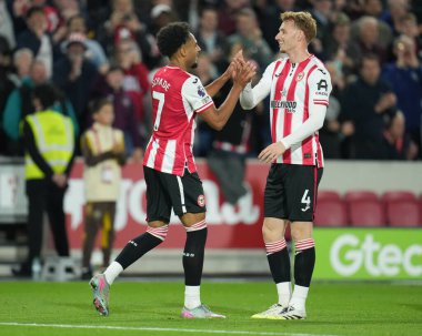 Brentford 'dan Kevin Schade ve Brentford' dan Sepp van den Berg Premier League maçında Brentford Chelsea 'ye karşı Gtech Community Stadyumu' nda 13 Eylül 2025 'de oynadıkları ilk golün ardından