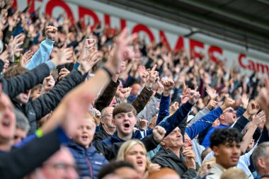 Preston North End taraftarları, Preston North End 'den Lewis Dobbin' in 13 Eylül 2025 'te Deepdale, Preston, İngiltere' de oynanan Sky Bet Şampiyonası maçındaki açılış golünü kutluyorlar. 