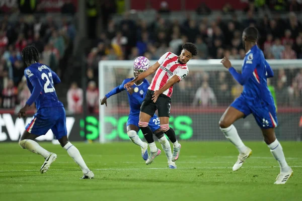 Brentford 'dan Kevin Schade 13 Eylül 2025' te Londra 'daki The Gtech Community Stadyumu' nda oynanan Premier League karşılaşmasında topu ileri taşıyor. 