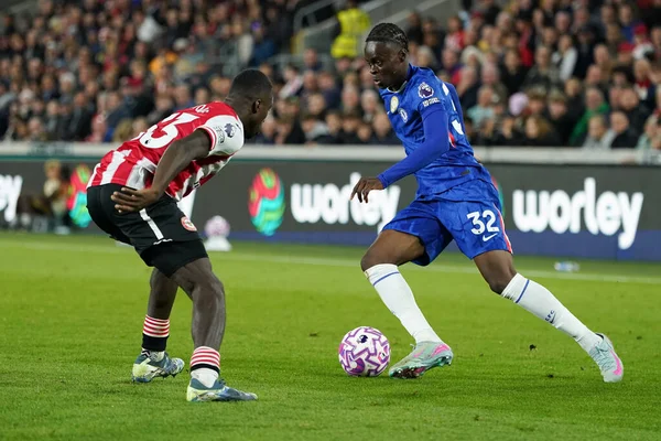 Chelsea takımından Tyrique George, 13 Eylül 2025 'te İngiltere' nin Londra kentinde oynanan Premier League karşılaşmasında Brentford 'dan Michael Kayode' yi geçmeyi denedi. 