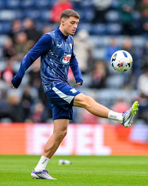 Preston North End 'den Alfie Devine, 13 Eylül 2025' te İngiltere 'nin Deepdale kentinde oynanan Preston North End-Middlesbrough maçında ısınıyor. 
