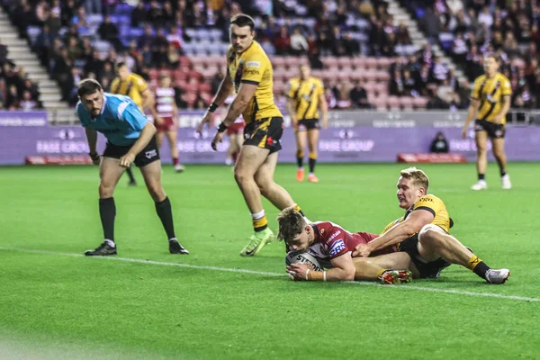 Wigan Warriors 'dan Jack Farrimond, 12 Eylül 2025' te Wigan, İngiltere 'deki The Brick Community Stadyumu' nda Wigan Warriors ve Castleford Tigers arasında oynanan 26-0 Betfred Süper Ligi karşılaşmasında 26-0 yenmeye çalışıyor.