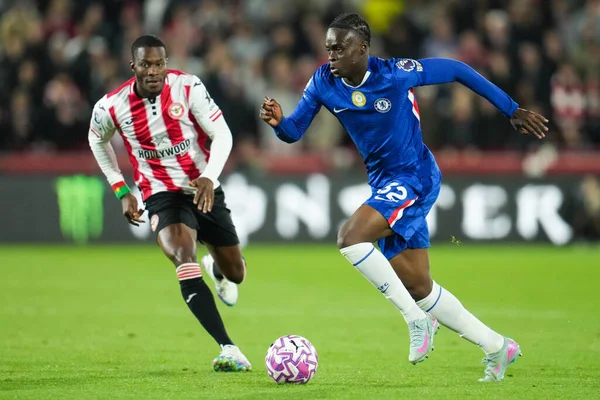 Premier Lig maçında topu Chelsea 'ye karşı Brentford maçında Chelsea' ye karşı Gtech Community Stadyumu, Londra, İngiltere, 13 Eylül 2025 