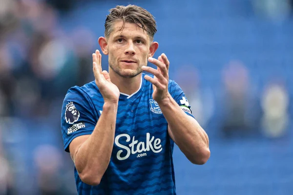 Everton 'dan James Tarkowski, 13 Eylül 2025' te Liverpool 'daki Hill Dickinson Stadyumu' nda oynanan Premier League maçı sonrasında taraftarlarını alkışladı.