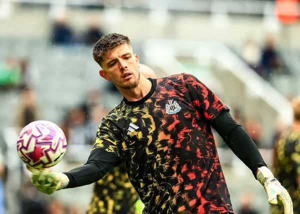 Nick Pope Newcastle United Premier League maçında maç öncesi ısınma maçında kaleci Newcastle United, Wolverhampton Wanderers 'a karşı St. James' s Park, Newcastle, İngiltere, 13 Eylül 2025 