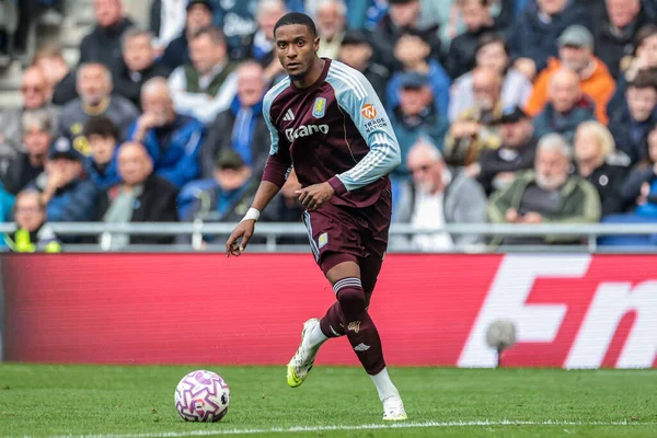 Aston Villa takımından Ezri Konsa, 13 Eylül 2025 'te İngiltere' nin Liverpool kentindeki Dickinson Stadyumu 'nda oynanan Premier League maçında topu Everton' a karşı Aston Villa maçında pas attı. 