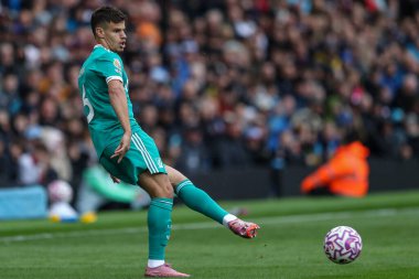 Liverpool 'dan Milos Kerkez Premier Lig karşılaşmasında topu geçti Burnley, Burnley, İngiltere' de Liverpool 'a karşı 14 Eylül 2025