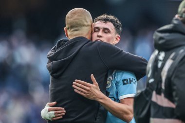 Manchester City 'nin Pep Guardiola teknik direktörü Premier League maçından sonra Manchester City Manchester United ile Etihad Stadyumu' nda 14 Eylül 2025 'te oynanan maçtan sonra Manchester City' den Phil Foden 'ı kucaklıyor.