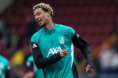 Liverpool 'dan Hugo Ekitike Premier Lig karşılaşması öncesinde ısınıyor Burnley Liverpool' a karşı Turf Moor, Burnley, İngiltere, 14 Eylül 2025