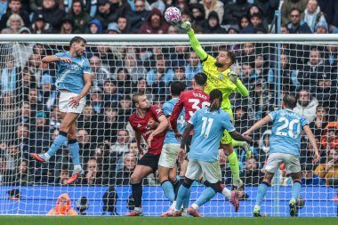 Manchester City 'den Gianluigi Donnarumma Premier League maçında Manchester City ile Manchester United' ın Etihad Stadyumu 'nda 14 Eylül 2025' te karşı karşıya geldiği maçta topa vuruyor.