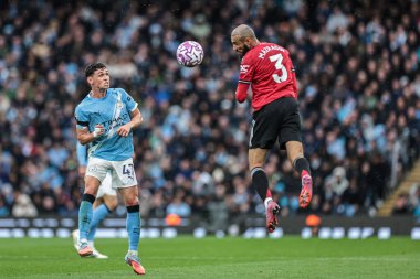 Manchester United takımından Noussair Mazraoui 14 Eylül 2025 tarihinde Etihad Stadyumu 'nda Manchester City ile Manchester United arasındaki Premier League maçında yüksek topu kazanmak için sıçradı.