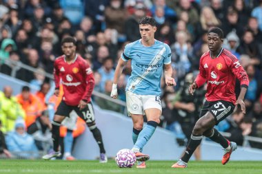 Manchester City 'den Phil Foden Premier League maçında pas veriyor Manchester City Manchester United' a karşı Etihad Stadyumu, Manchester, İngiltere, 14 Eylül 2025