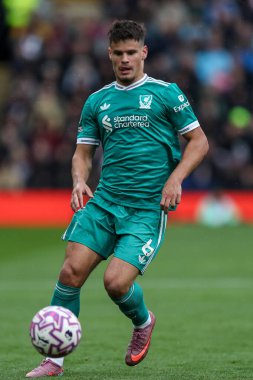 Liverpool 'dan Milos Kerkez Premier Lig maçında topu ayaklarının dibine aldı Burnley Liverpool' a karşı Turf Moor, Burnley, Birleşik Krallık, 14 Eylül 2025