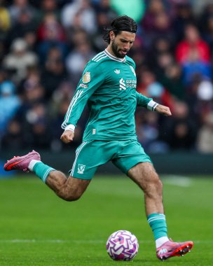 Liverpool 'dan Dominik Szoboszlai Premier Lig maçında topu ayaklarının dibine aldı Burnley Liverpool' a karşı Turf Moor, Burnley, İngiltere, 14 Eylül 2025