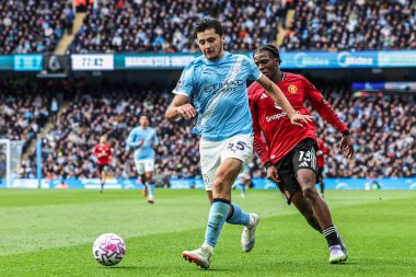 Manchester City 'den Abdukodir Khusanov, Manchester City ile Manchester United' ın 14 Eylül 2025 'te Etihad Stadyumu' nda oynanan Premier League maçı sırasında hareket halindeydi.  