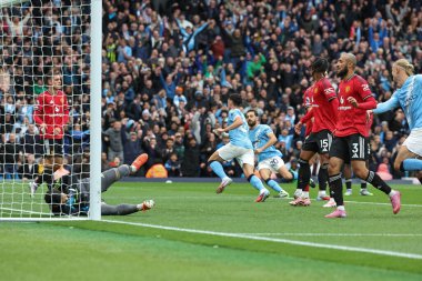 Manchester City 'den Phil Foden, Premier League maçında Manchester United' a karşı Etihad Stadyumu 'nda 14 Eylül 2025' te oynanan maçta 1-0 'lık galibiyetini kutluyor. 