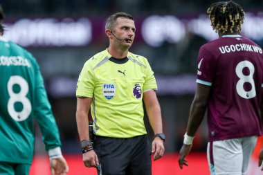 Michael Oliver Maçı Hakemi Premier Lig maçı sırasında Burnley, Liverpool 'a karşı Turf Moor, Burnley, İngiltere, 14 Eylül 2025