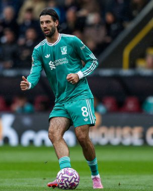 Liverpool 'dan Dominik Szoboszlai Premier Lig maçında topu ayaklarının dibine aldı Burnley Liverpool' a karşı Turf Moor, Burnley, İngiltere, 14 Eylül 2025