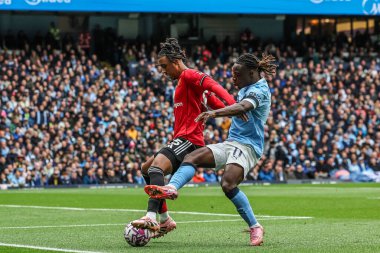 Manchester United takımından Leny Yoro, Manchester City 'nin Manchester United' a karşı 14 Eylül 2025 'te Etihad Stadyumu' nda oynadığı Premier League maçında Manchester City 'den Jeremy Doku' yu durdurdu.