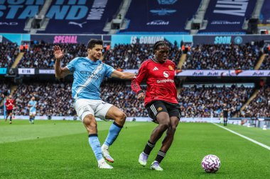 Manchester United takımından Patrick Dorgu, Manchester City 'nin Manchester United' a karşı 14 Eylül 2025 'te Etihad Stadyumu' nda oynadığı Premier League karşılaşmasında Manchester City 'den Abdukodir Khusanov' u durdurdu.