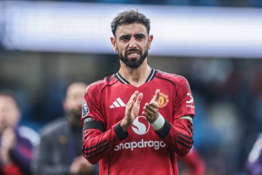 Manchester United takımından Bruno Fernandes, Premier League maçından sonra Manchester City 'nin Manchester United' a karşı 14 Eylül 2025 'te Etihad Stadyumu' nda taraftarları alkışlıyor. 