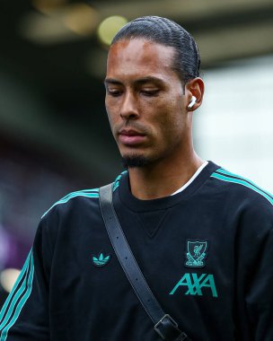 Liverpool 'dan Virgil van Dijk, İngiltere' nin Burnley kentinde oynanan Premier Lig karşılaşması öncesinde stadyuma geldi.
