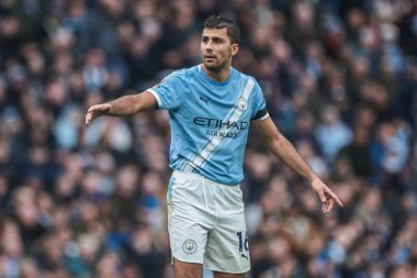 Manchester City 'den Rodrigo, Premier League maçında takım talimatlarını veriyor Manchester City Manchester United' a karşı Etihad Stadyumu, Manchester, İngiltere, 14 Eylül 2025 