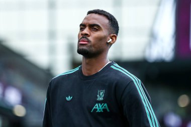 Liverpool 'dan Ryan Gravenberch, 14 Eylül 2025' te Burnley-Liverpool maçı öncesinde stadyuma geldi.