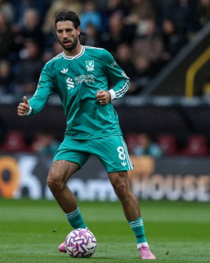 Liverpool 'dan Dominik Szoboszlai Premier Lig maçında topu ayaklarının dibine aldı Burnley Liverpool' a karşı Turf Moor, Burnley, İngiltere, 14 Eylül 2025