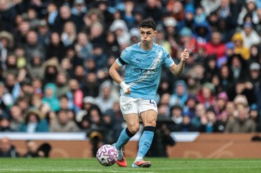 Manchester City 'den Phil Foden Premier League maçında pas veriyor Manchester City Manchester United' a karşı Etihad Stadyumu, Manchester, İngiltere, 14 Eylül 2025