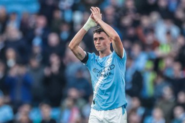 Manchester City 'den Phil Foden, Premier League maçından sonra Manchester City' nin Manchester United 'a karşı 14 Eylül 2025' te Etihad Stadyumu 'nda taraftarları alkışlıyor.