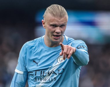 Manchester City 'den Erling Haaland, Manchester United ile 14 Eylül 2025 tarihinde Etihad Stadyumu' nda oynanan Premier League maçında takım talimatlarını veriyor. 
