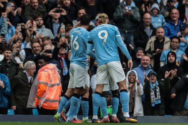 Manchester City 'den Phil Foden, Premier League maçında Manchester United' a karşı Etihad Stadyumu 'nda 14 Eylül 2025' te oynanan maçta 1-0 'lık galibiyetini kutluyor.
