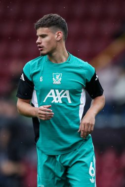 Liverpool 'dan Milos Kerkez Premier Lig karşılaşması öncesinde ısınıyor Burnley Liverpool' a karşı Turf Moor, Burnley, İngiltere, 14 Eylül 2025 