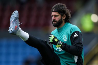 Liverpool 'dan Alisson Becker Premier Lig karşılaşması öncesinde ısınıyor Burnley Liverpool' a karşı Turf Moor, Burnley, İngiltere, 14 Eylül 2025
