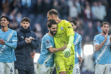 Manchester City 'den Bernardo Silva, Manchester City ile Manchester United' ın 14 Eylül 2025 'te Etihad Stadyumu' nda oynanan Premier League maçı sonrasında Manchester City 'den Gianluigi Donnarumma' yı kucaklıyor.